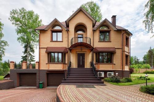 Цвет фасада дома с коричневой крышей. Цвета фасадов – выбор цветовых решений и правила гармоничного сочетания с дизайном дома