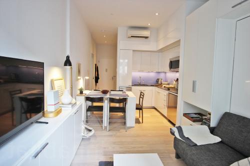 Дизайн потолка в студии квартире. Дизайн квартиры-студии. Пол и потолок 01