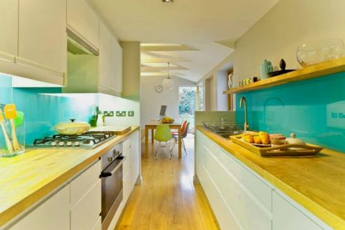 Дизайн кухни студии в частном доме. Планировка для просторной кухни частного домовладения