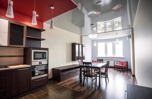 Дизайн потолка в студии квартире. Дизайн квартиры-студии. Пол и потолок 07