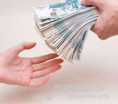 Почему деньги в руки не дают. Какой рукой брать и отдавать деньги и другие денежные приметы.