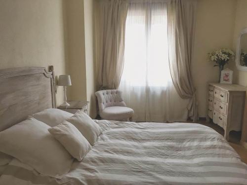 Спальня в малиновом цвете. Детская спальня в малиновом цвете 05