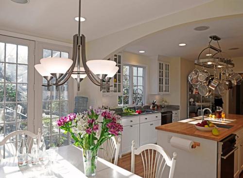 Споты в интерьере кухни. Общее освещение кухни
