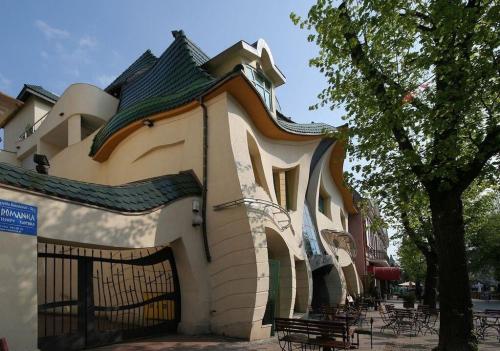 Krzywy domek. Кривой дом в Польше.