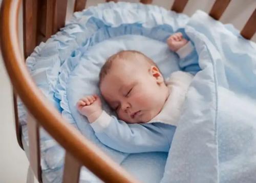 Что лучше совместный сон или в кроватке. Сон ребенка: в кроватке или с родителями?