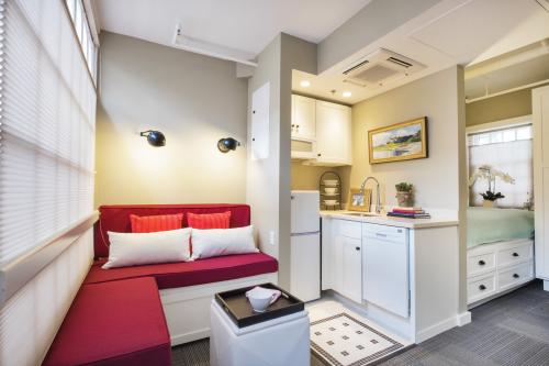 Дизайн потолка в студии квартире. Дизайн квартиры-студии. Пол и потолок 02