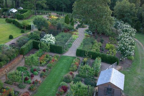 Оформить маленький участок красиво. Красивый дизайн маленького участка: обзор простых и сложных идей ландшафтного дизайна для небольших участков (130 фото и видео) 22