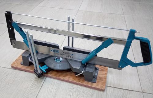 Как резать углы потолочного плинтуса со стуслом. Инструменты для резки плинтуса