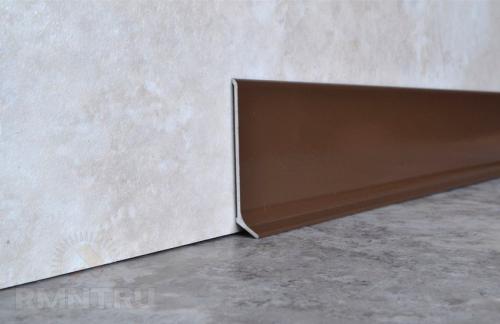 Как правильно обрезать плинтуса на потолок. С использованием стусла 19