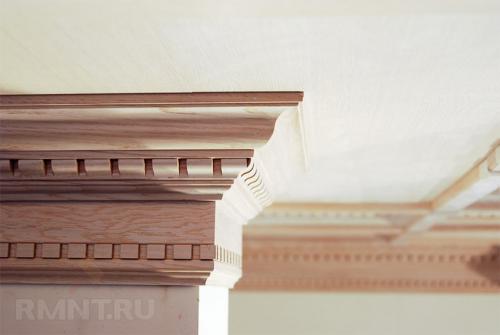 Как правильно обрезать плинтуса на потолок. С использованием стусла 16