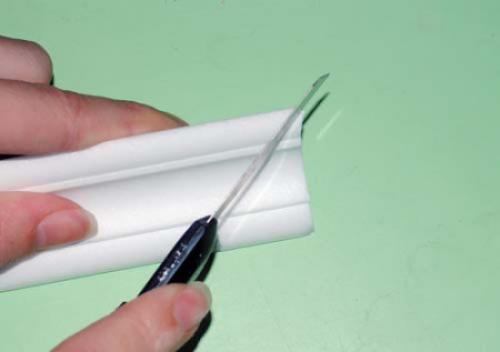 Как резать потолочный плинтус в домашних условиях. Как правильно резать углы потолочных плинтусов: как с помощью стусла так и без него