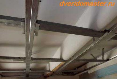 Потолок с декоративными балками. Где использовать 23