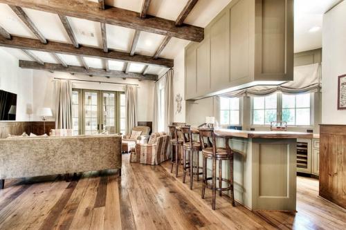 Как сделать потолок с балками в доме. Потолок с балками – современные дизайнерские решения, идеи декора и варианты оформления