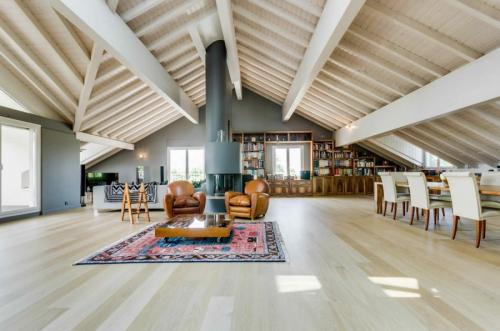 Как сделать потолок с балками в доме. Потолок с балками – современные дизайнерские решения, идеи декора и варианты оформления