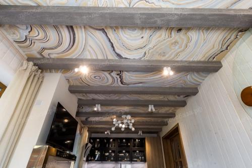 Потолок с декоративными балками. Где использовать 11