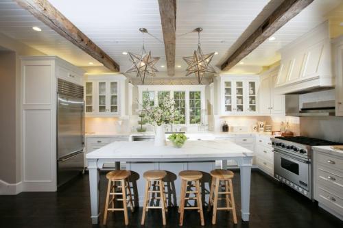 Как сделать потолок с балками в доме. Потолок с балками – современные дизайнерские решения, идеи декора и варианты оформления