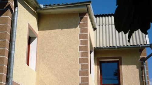 Наружная отделка дома декоративной штукатуркой. Отделка фасада штукатуркой — подробное описание технологии декорирования своими руками (90 фото)