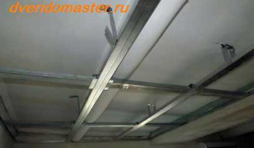 Потолок с декоративными балками. Где использовать 25