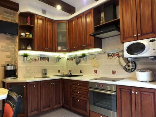 Кухня с балками. Классическая кухня из массива 10 кв.м. с потолочными балками