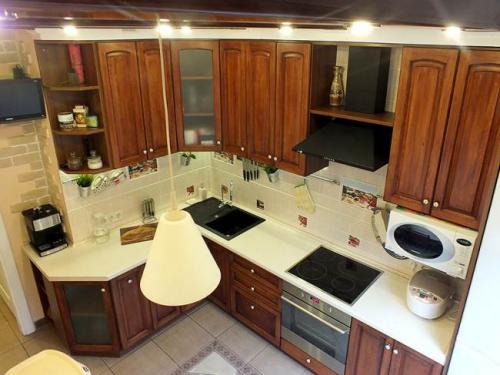 Кухня с балками. Классическая кухня из массива 10 кв.м. с потолочными балками