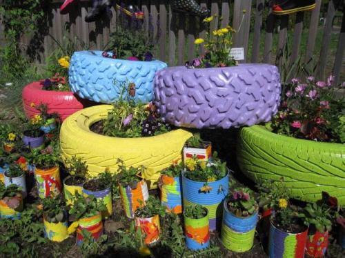 Цветник своими руками из подручных материалов. Из чего можно сделать клумбу?