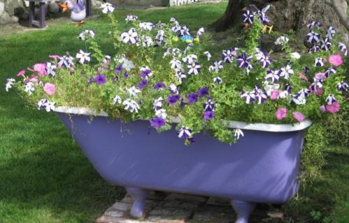 Цветник своими руками из подручных материалов. Из чего можно сделать клумбу?