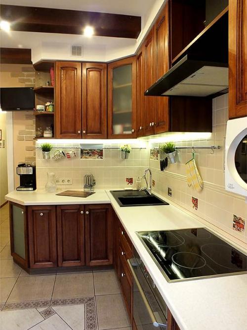 Кухня с балками. Классическая кухня из массива 10 кв.м. с потолочными балками