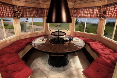 Проекты закрытых беседок. Закрытые беседки: идеи обустройства и варианты дизайна. 130 фото лучших вариантов беседок и нюансы их применения в ландшафтном дизайне