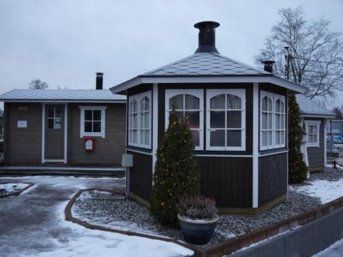 Проекты закрытых беседок. Закрытые беседки: идеи обустройства и варианты дизайна. 130 фото лучших вариантов беседок и нюансы их применения в ландшафтном дизайне