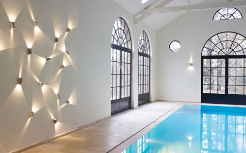 Черные споты в интерьере. Преимущества и недостатки потолочных спотов