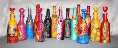 Бутылки в интерьере. Способы декорирования стеклянных бутылок для помещений в разном стиле 34