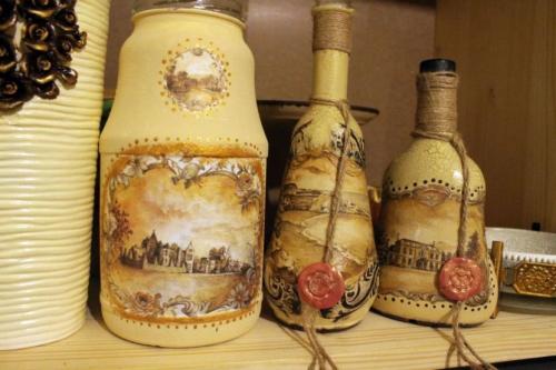 Бутылки в интерьере. Способы декорирования стеклянных бутылок для помещений в разном стиле 37