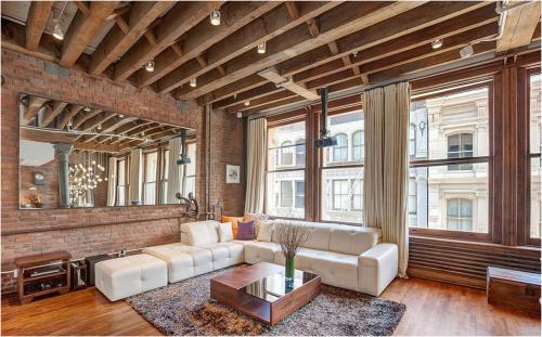 Отделка потолка деревянными балками. Стилевое решение при оформлении балками