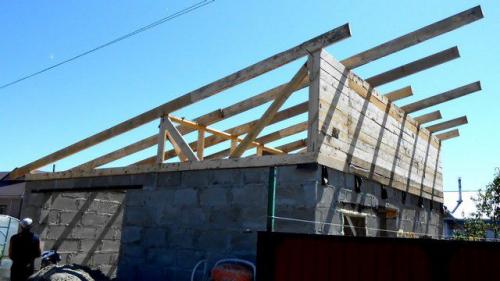 Гараж перед домом с односкатной крышей. Варианты односкатной крыши гаража