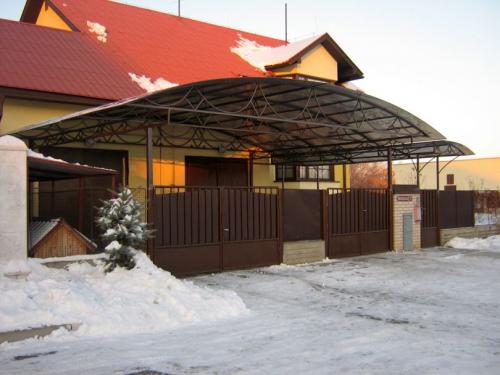 Легкие Навесы из поликарбоната. Навесы из поликарбоната — обзор лучших проектов и особенности выбора красивых идей оформления для навеса (105 фото)