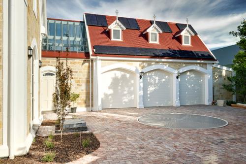 Гараж перед домом. Одноэтажный дом с гаражом 03