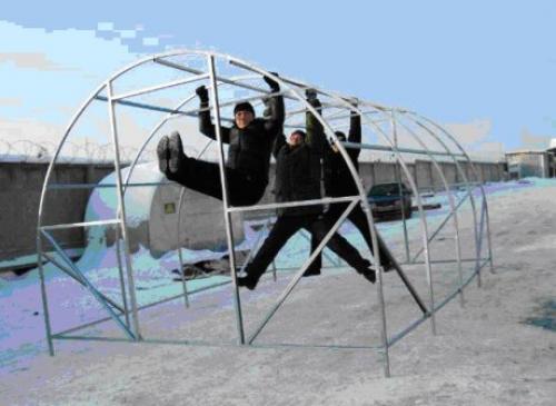 Как теплицу поликарбонатом закрыть. Как правильно накрыть готовый каркас теплицы сотовым поликарбонатом 02