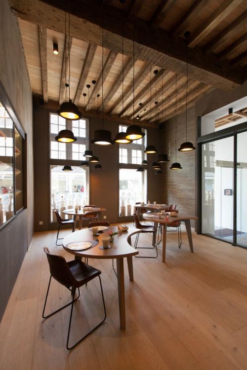 Интерьер с балками на потолке и с камином. Дизайн потолка с балками в доме — идеальное решение для загородного дома (70 фото)