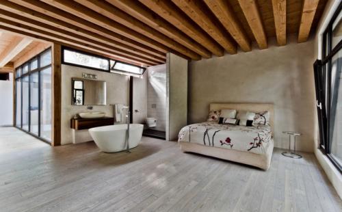 Интерьер с балками на потолке и с камином. Дизайн потолка с балками в доме — идеальное решение для загородного дома (70 фото)