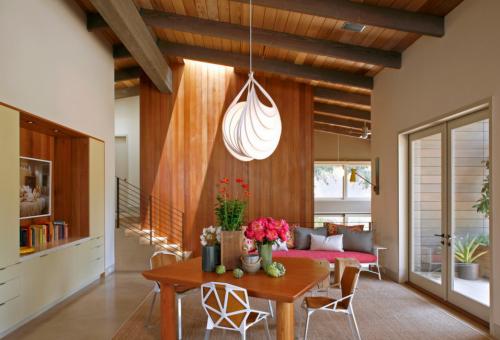 Интерьер с балками на потолке в деревянном доме. Функциональность потолка