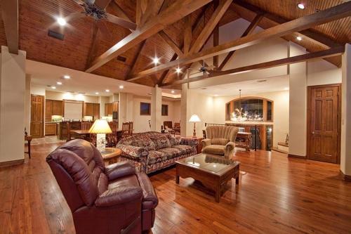 Интерьер с балками на потолке. Где использовать 12