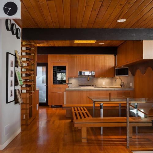 Интерьер с балками на потолке и с камином. Дизайн потолка с балками в доме — идеальное решение для загородного дома (70 фото)