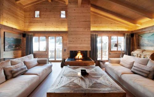 Интерьер с балками на потолке в деревянном доме. Функциональность потолка