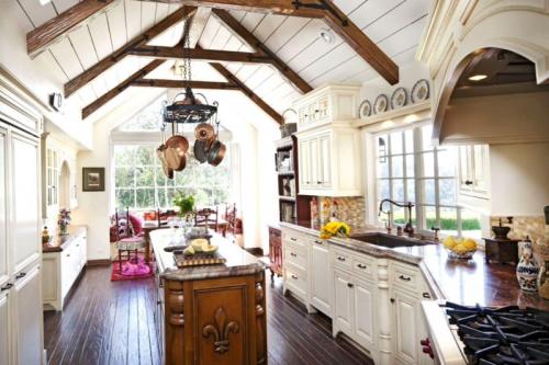 Интерьер с балками на потолке и с камином. Дизайн потолка с балками в доме — идеальное решение для загородного дома (70 фото)