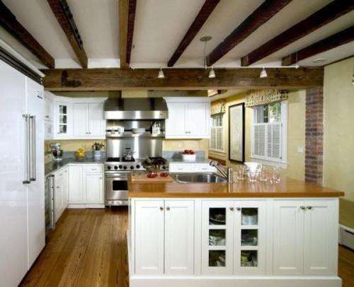 Потолок на кухне с балками. Балки на потолке в интерьере кухни