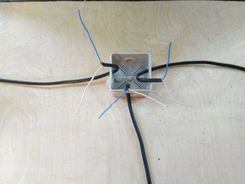 Схема Подключение лампочки через выключатель. Схема подключения