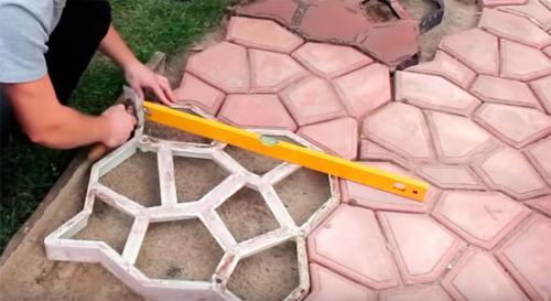 Формы своими руками для садовых дорожек. Садовая дорожка своими руками при помощи формы