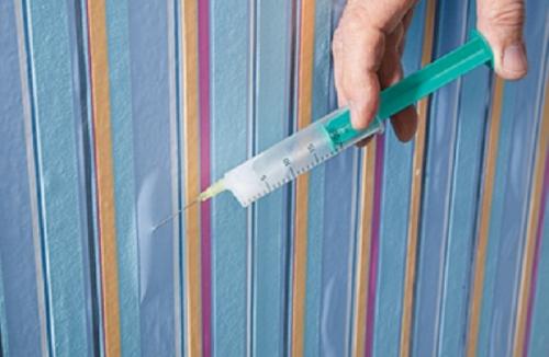 Как убрать пузыри на обоях после высыхания на флизелиновой основе. Простой способ убрать пузыри на обоях после поклейки