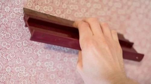 Как убрать пузыри на обоях после высыхания на флизелиновой основе. Простой способ убрать пузыри на обоях после поклейки