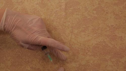 Как убрать пузыри на обоях после высыхания на флизелиновой основе. Простой способ убрать пузыри на обоях после поклейки